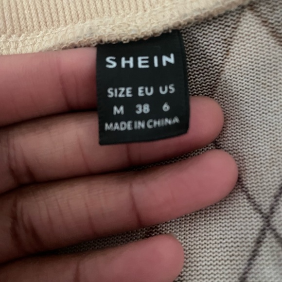 Cute size M dress, only worn twice. Stretchy fabric, nice for casual events. - Picture 2 of 2